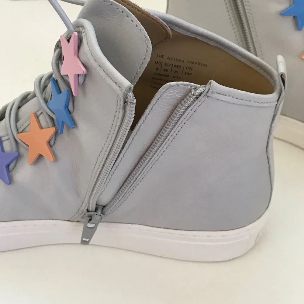 KATY PERRY High Top Sneakers with Multicolored Stars Gray Women’s Size 8 NWT